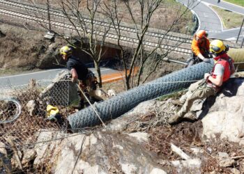 La rete viene srotolata, sullo sfondo, la strada provinciale