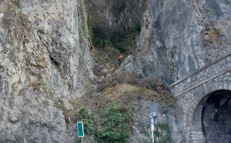 Montaggio delle reti all'imbocco della ferrovia