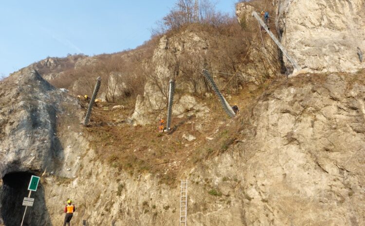 Montaggio di una barriera paramassi dal personale